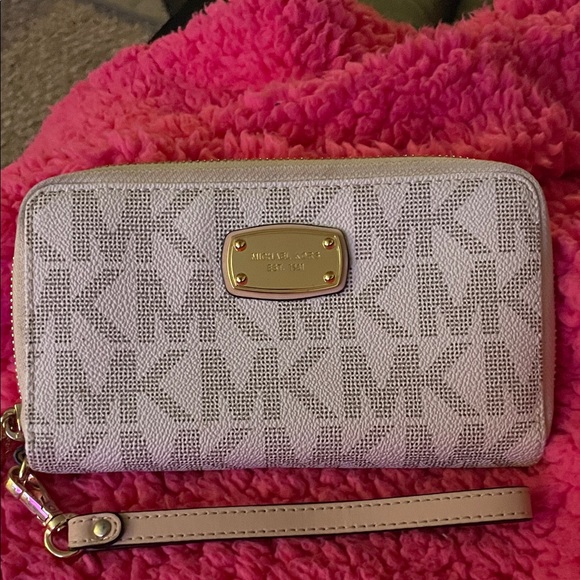 Michael Kors Handbags - Michael Kors Light Tan Wristlet with Gold Accents New 7”W x4”H